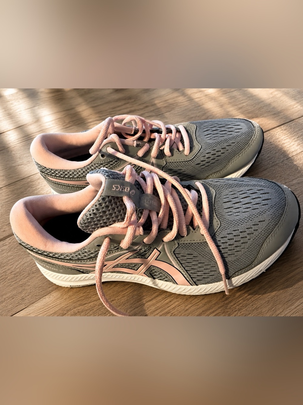 ASICS Like new condition ! Womens size 8